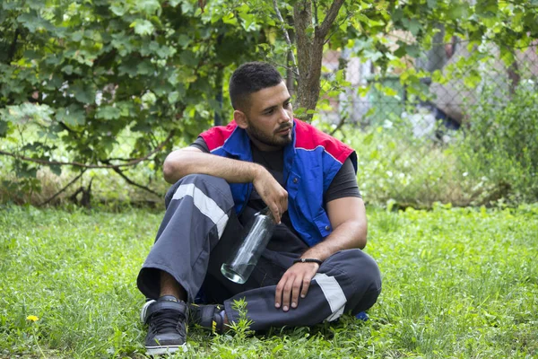 Borracho Joven Trabajador Solo — Foto de Stock