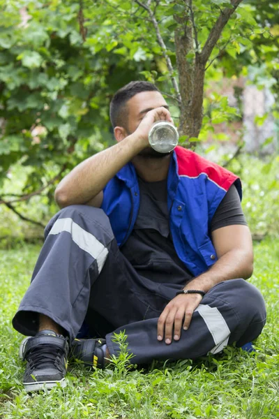 Borracho Joven Trabajador Solo — Foto de Stock