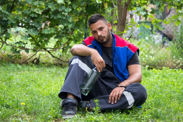 Borracho Joven Trabajador Solo — Foto de Stock