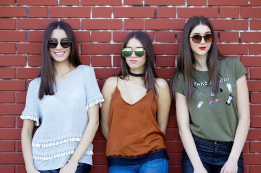 Üç genç arkadaş poz veriyor.