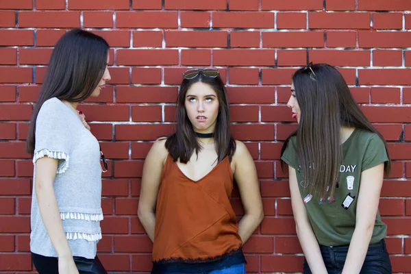 Tre Flickor Vänner Problem — Stockfoto