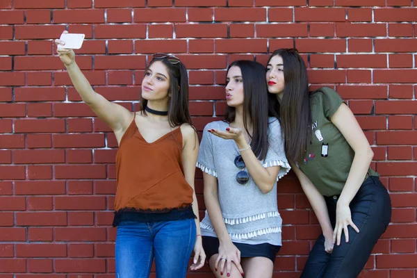 Adolescentes Felizes Meninas Selfie — Fotografia de Stock