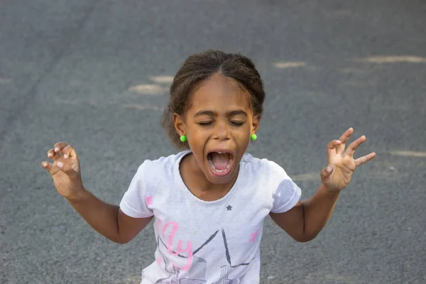 Kızgın Küçük Siyah Kız Kıvırcık Saçlı Stresli Çocuk Yalnız Telifsiz Stok Imajlar