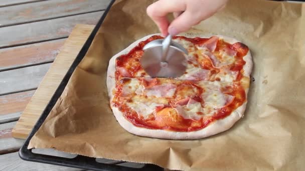 O processo de fatiar pizza à mesa. Massa fresca na mesa da cozinha. — Vídeo de Stock