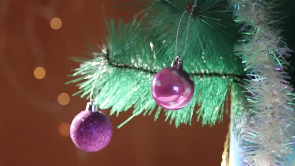 Χριστουγεννιάτικο δέντρο, γυναίκες χέρι διακόσμηση χριστουγεννιάτικο δέντρο. — Αρχείο Βίντεο