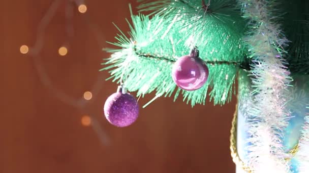 Árbol de Navidad, las mujeres decorando a mano un árbol de Navidad. — Vídeos de Stock