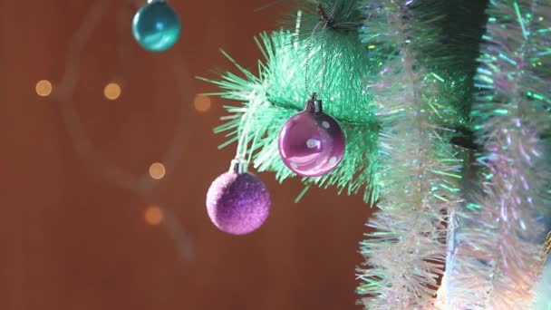 Albero di Natale, mano delle donne che decorano un albero di Natale. — Video Stock