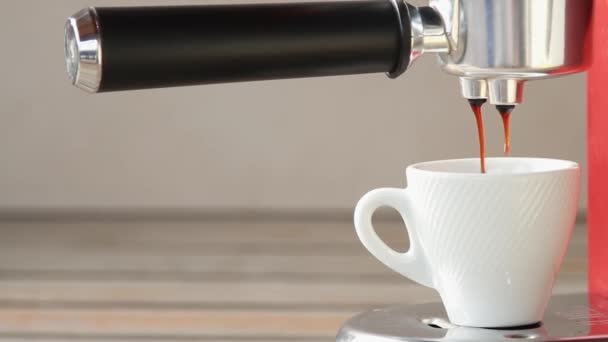 Nalanie gorącej czarnej kawy do białego kubka na maszynie do kawy. — Wideo stockowe