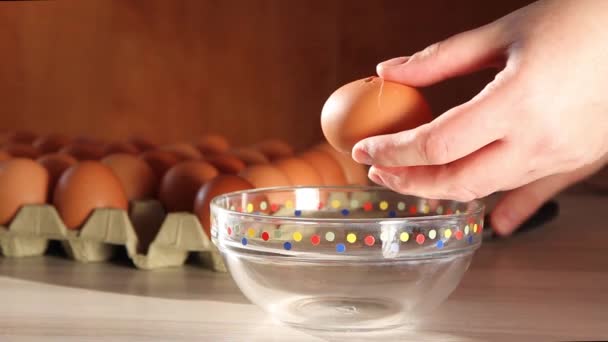 Dişi bir aşçı tavuk yumurtası kırar, hamur işi veya omlet yapar.. — Stok video