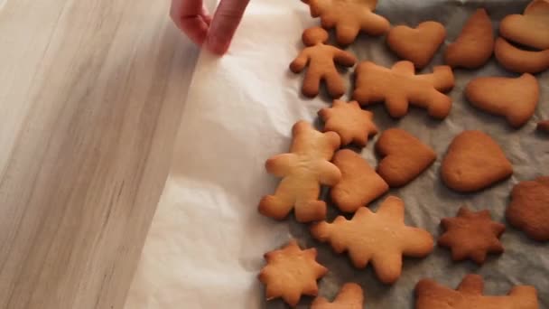 Großaufnahme weiblicher Hände beim Plätzchenbacken — Stockvideo