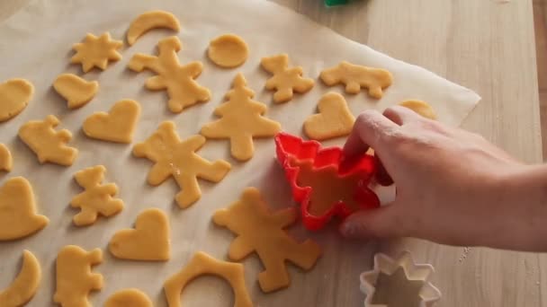 Zblízka ženské ruce dělat sušenky — Stock video