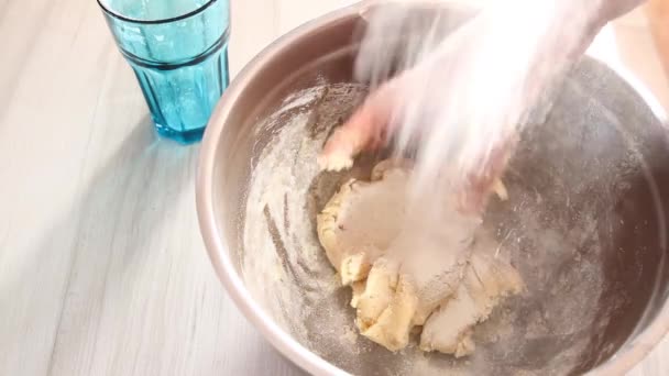 Close up de mãos femininas fazendo biscoitos — Vídeo de Stock