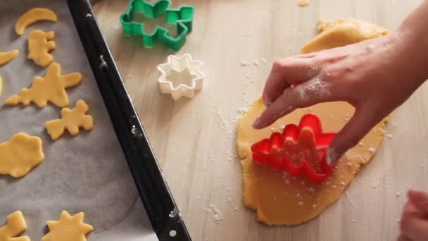 Großaufnahme weiblicher Hände beim Plätzchenbacken — Stockvideo