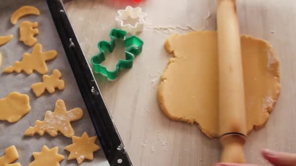 Zblízka ženské ruce dělat sušenky — Stock video