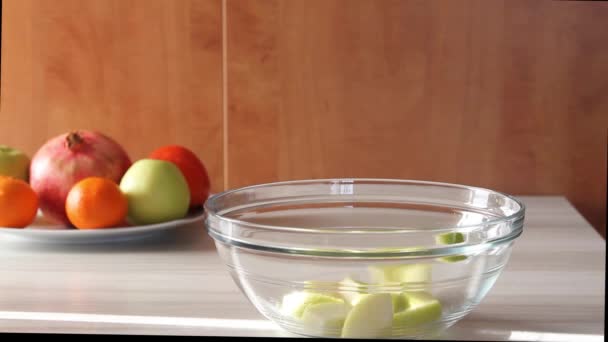 Misturar salada de fruta fresca com maçãs, tangerinas e cáqui. — Vídeo de Stock