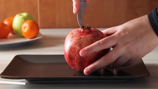 Female hands peeling pomegranate — Stock Video