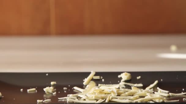 Vaření strouhaný sýr, typický italský sýr, na talíři. — Stock video