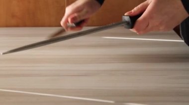 Şef elleri bileyen bıçak.