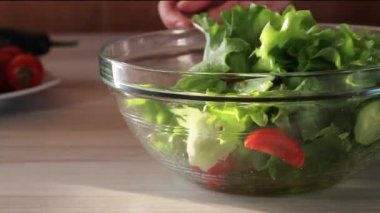 Taze sebze salatasıyla vişneli domates, salatalık ve yaprak salatasını karıştırıyorum..