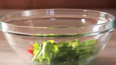 Taze sebze salatasıyla vişneli domates, salatalık ve yaprak salatasını karıştırıyorum..