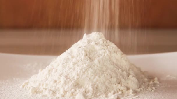 Mąka wylewa się na stół i robi kupę.. — Wideo stockowe