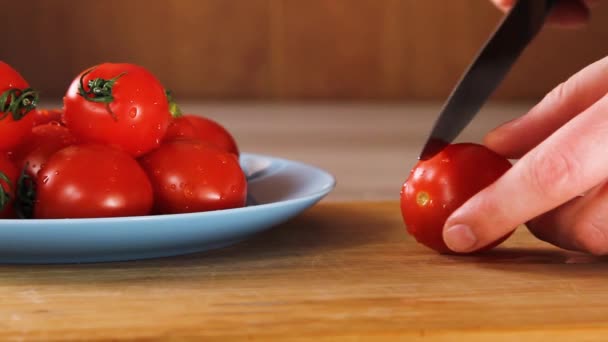 厨师在厨房木制切菜板上用大菜刀切樱桃番茄 — 图库视频影像