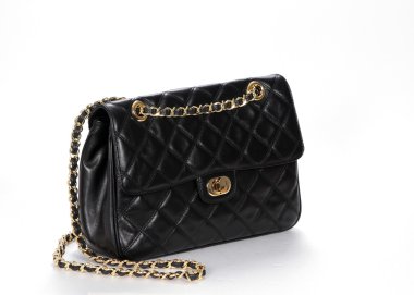 Siyah hakiki deri çanta ile altın zincir