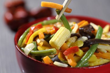 Vejetaryen wok bambu ve Mısır ile