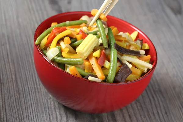 Vegetarisk wok med bambus og mais – stockfoto