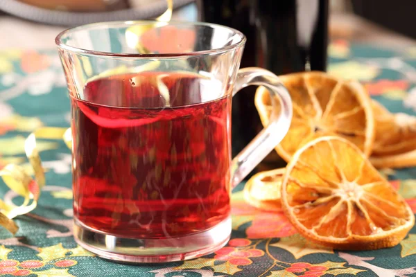 Bebida caliente roja y rodajas de naranja — Foto de Stock