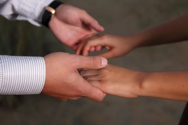 Erkek ve kadın elleri