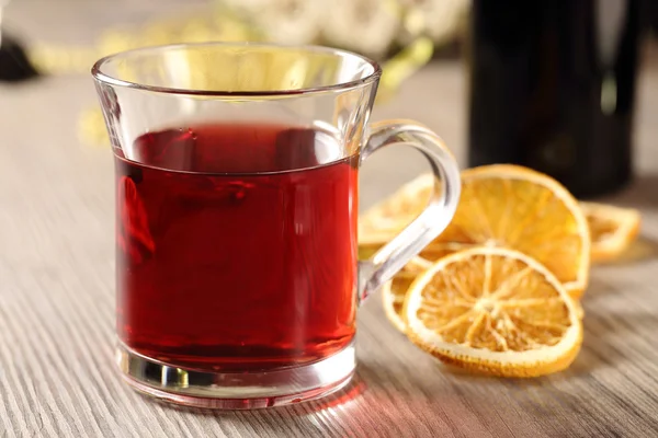 Bebida caliente roja y rodajas de naranja —  Fotos de Stock