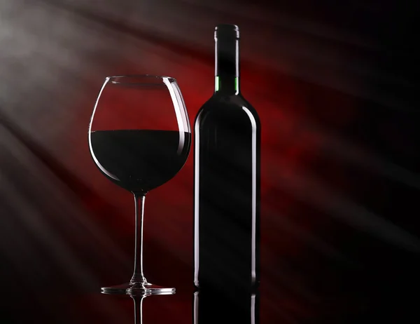 Bicchiere di vino rosso con bottiglia — Foto Stock