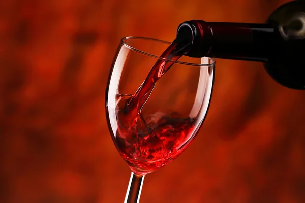 Rode wijn inschenken Rechtenvrije Stockfoto's