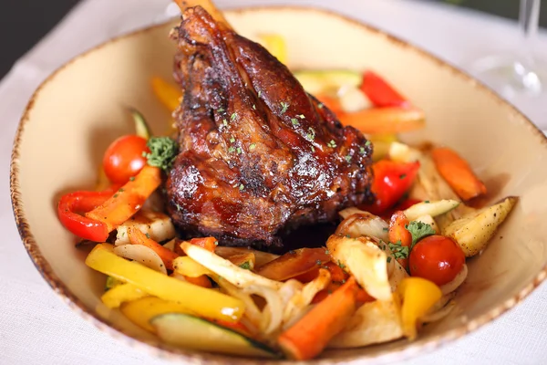 Carne de cordeiro com batatas e legumes — Fotografia de Stock