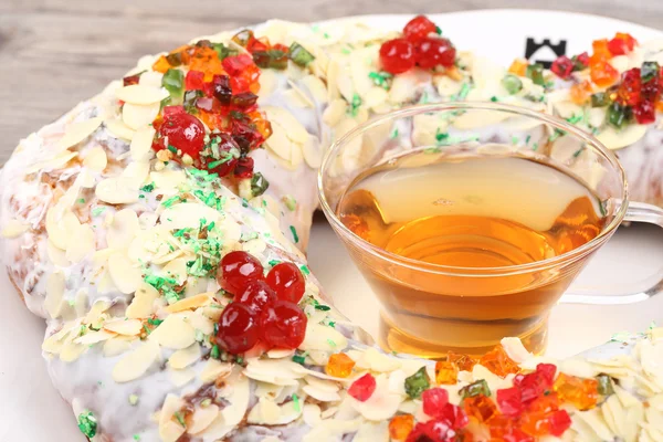 Taza de té y pretzel con gelatina — Foto de Stock