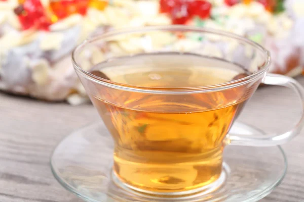 Šálek čaje a preclík s želé — Stock fotografie