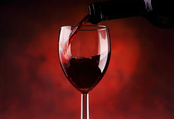 Розливу червоне вино — стокове фото