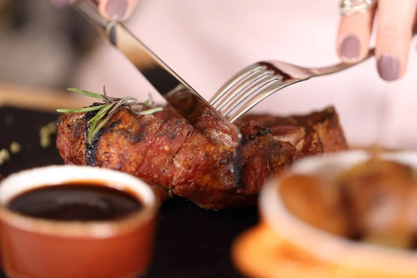 bir lokantada Biftek yerken kadın