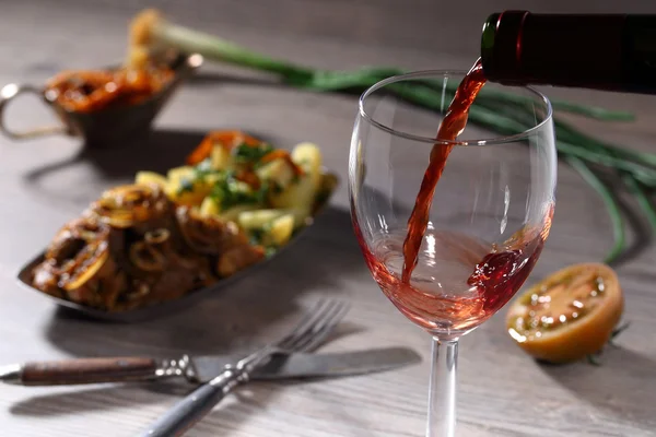 Verter vino tinto y comida —  Fotos de Stock