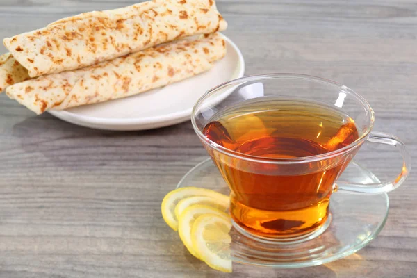 Çay fincanı krep ile — Stok fotoğraf