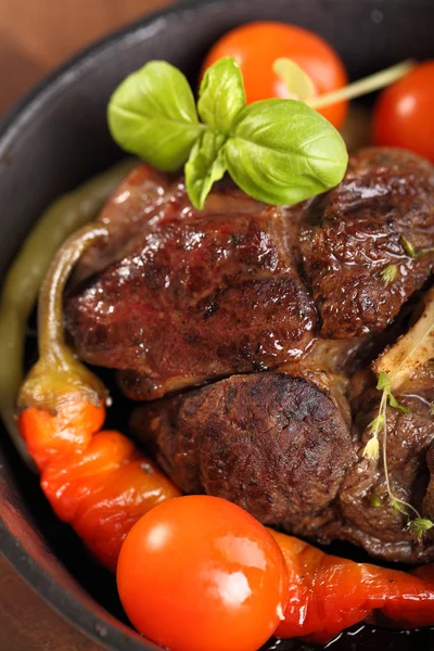 Carne assada em uma panela de ato de fritar — Fotografia de Stock