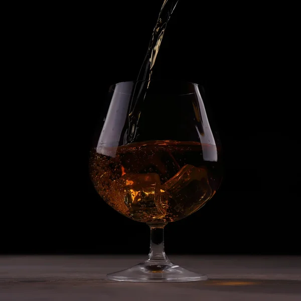 Pouring whiskey into glass — Stock Photo, Image