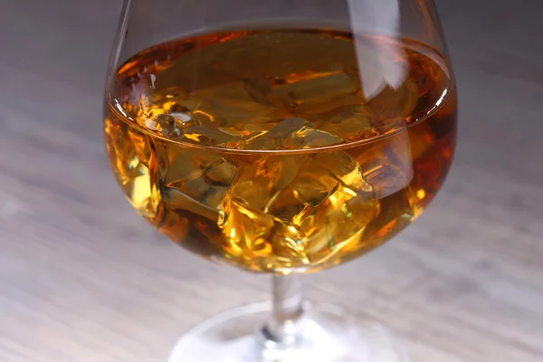 Vaso de whisky con cubitos de hielo — Foto de Stock