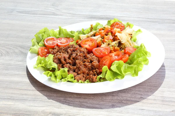 Vegetables and roasted beef — Stock Photo, Image