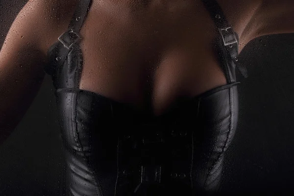 Camın arkasındaki kadın