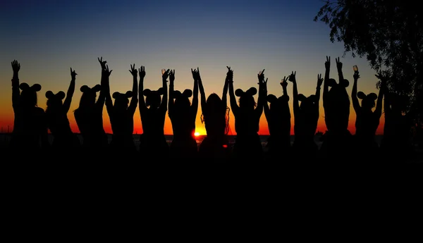 Gün batımında kızlar