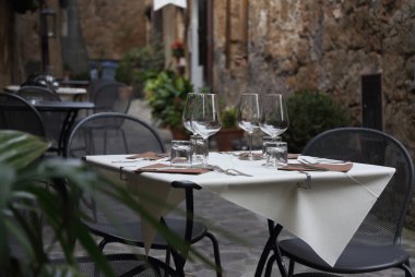 Romantik bir akşam yemeği ve sofra takımları