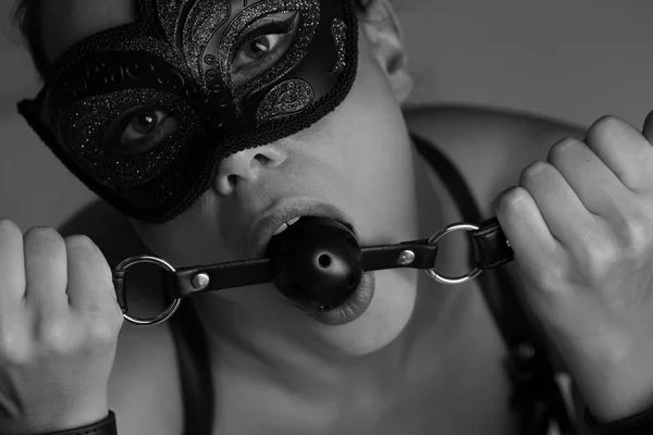 Sexy vrouw met masker en ball gag — Stockfoto