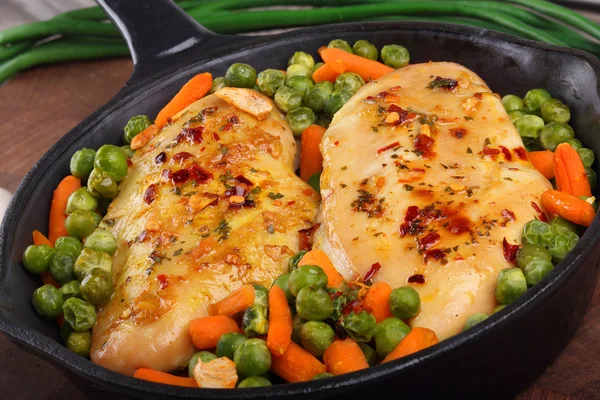 Filete de pollo con verduras — Foto de Stock